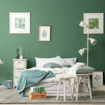 Palet warna pastel seperti hijau zaitun sangat cocok sebagai warna cat kamar tidur romantis.