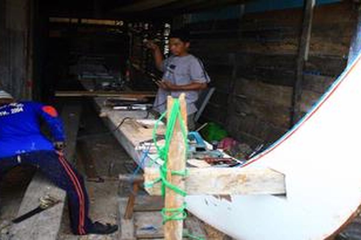 Pembuatan sandeq, perahu tradisional suku Mandar, di Desa Cilalang, Majene, Sulawesi Barat.