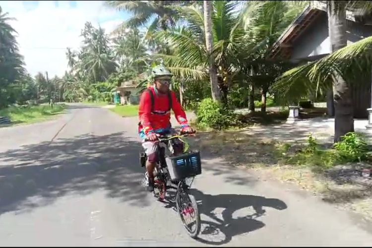 Edik Mardapa (41), goweser yang mudik menggunakan sepeda dari Cikarang, Bekasi, ke Kulon Progo, Daerah Istimewa Yogyakarta.