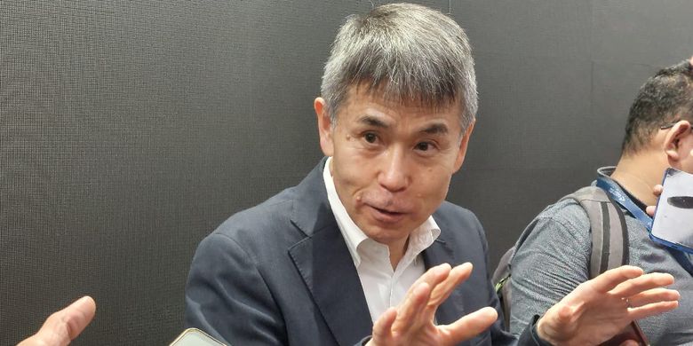 Mantan Wakil Ketua Komite Wasit PSSI, Yoshimi Ogawa, saat memberikan keterangan kepada media usai diskusi perwasitan di Gedung Telkom, Jakarta, Senin (20/11/2023). 