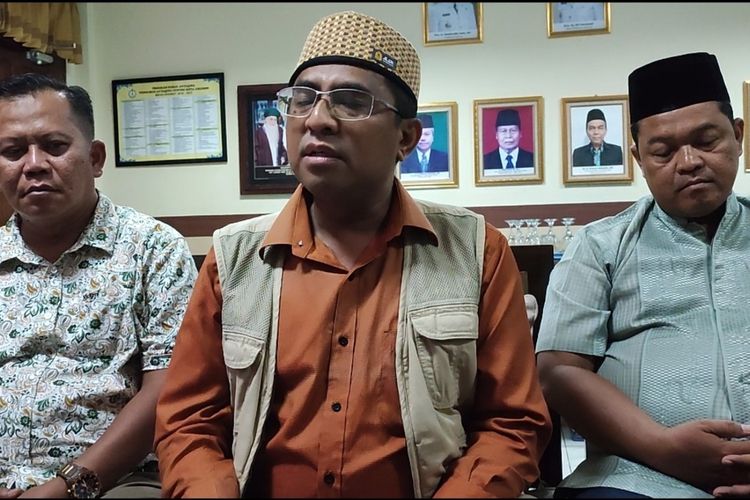 Ketua DKM Masjid Raya Attaqwa, Ahmad Yani, (tengah), memberikan penjelasan terkait kronologi pengibaran bendera Partai Ummat di lantai 2, Minggu (1/1/2023). Ahmad Yani menegaskan DKM Attaqwa tidak pernah mengeluarkan surat izin terkait kejadian tersebut.