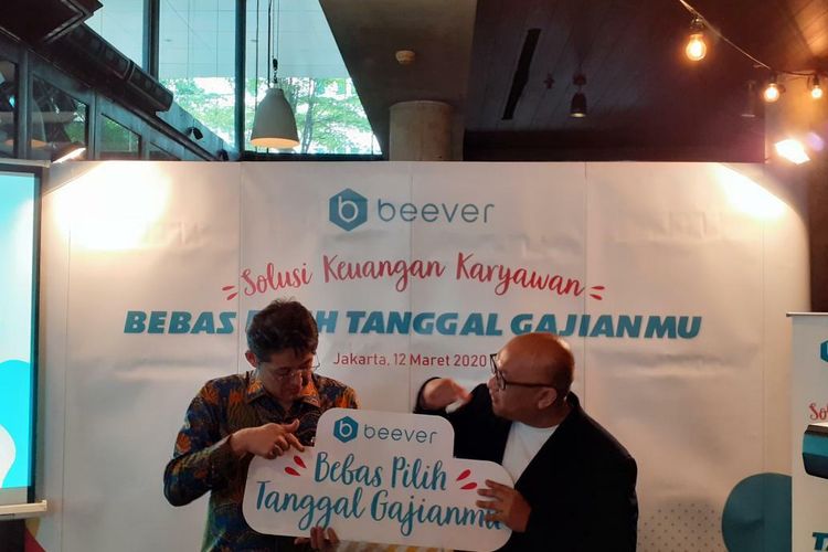 Founder dan CEO Asia Impact Development Co., Ltd (AID) Hitoshi Sugamoto (kiri) memperkenalkan teknologi Beever, yang memungkinkan karyawan menarik gaji di muka, di Jakarta, Kamis (12/3/2020).