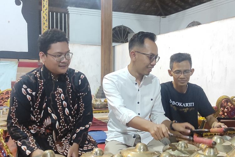 Ketua Bidang Tari Sobokartti, Darmadi (kanan), saat mengajarkan Pimpinan Cabang Dompet Dhuafa Jawa Tengah Zaini Tarifkhan pada Selasa (30/5/2023). 