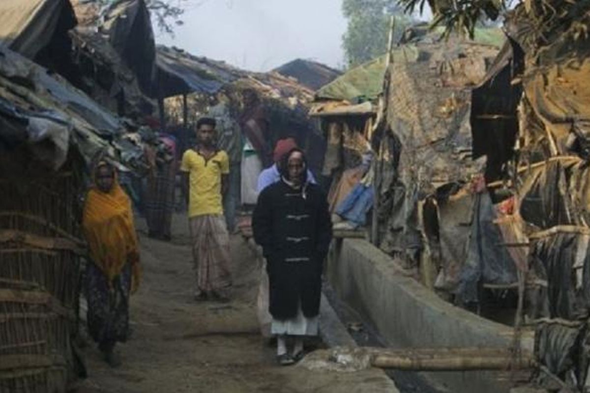 Banyak warga Rohingya yang mengungsi ke negara tetangga, Banglades, untuk menyelamatkan diri.
