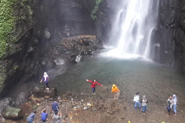 Sejumlah wisatawan berfoto di Air Terjun Putuk Truno atau Air Terjun Keabadian, Jumat (6/5/2016). Lokasi wisata yang ada di kawasan Tretes, Prigen, Kabupaten Pasuruan, Jawa Timur itu dikunjungi 300 wisatawan per hari selama libur panjang.