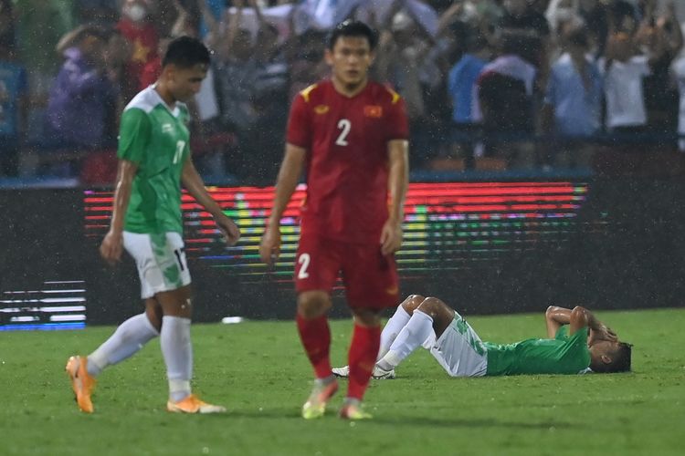 Pesepak bola Timnas Indonesia Ilham Rio Fahmi (kanan) berbaring sambal menutup wajahnya usai kalah melawan kesebelasan Timnas Vietnam dalam laga perdana Grup A Sepak Bola SEA Games 2021 di Stadion Viet Tri, Phu Tho, Vietnam, Jumat (6/5/2022). Indonesia kalah dengan skor 0-3. ANTARA FOTO/Aditya Pradana Putra/nym.