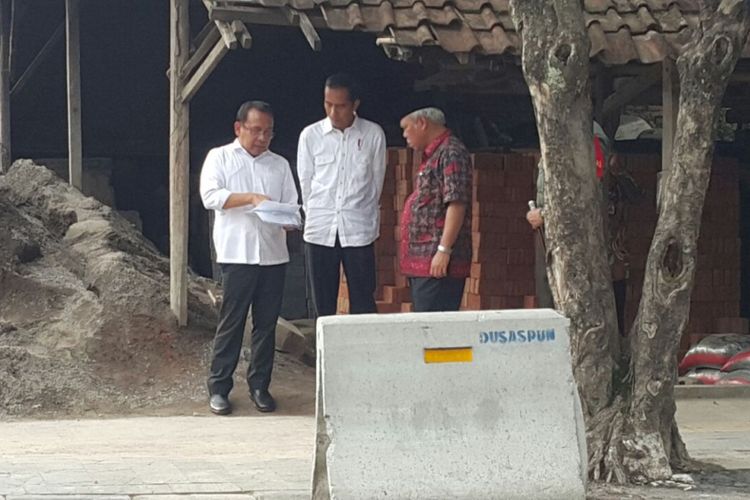 Presiden Jokowi berbincang dengan Menteri Sesneg, Pratikno dan Menteri Pekerjaan Umum, Basuki Hadimuljono disela-sela melihat simulasi kirab kereta kencana yang akan membawa Kahiyang-Boby dan keluarga, Senin (6/11/2017) sore.