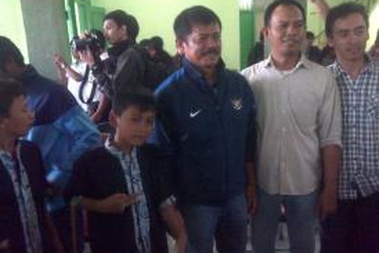 Pelatih Tim Nasional Indonesia U-19, Indra Sjafrie, berfoto dengan pengurus dan anak-anak Panti Asuhan Anak Taman Harapan Muhammadiyah di Jalan Nilem, Buahbatu, Kota Bandung, Jawa Barat, Kamis (26/6/2014).