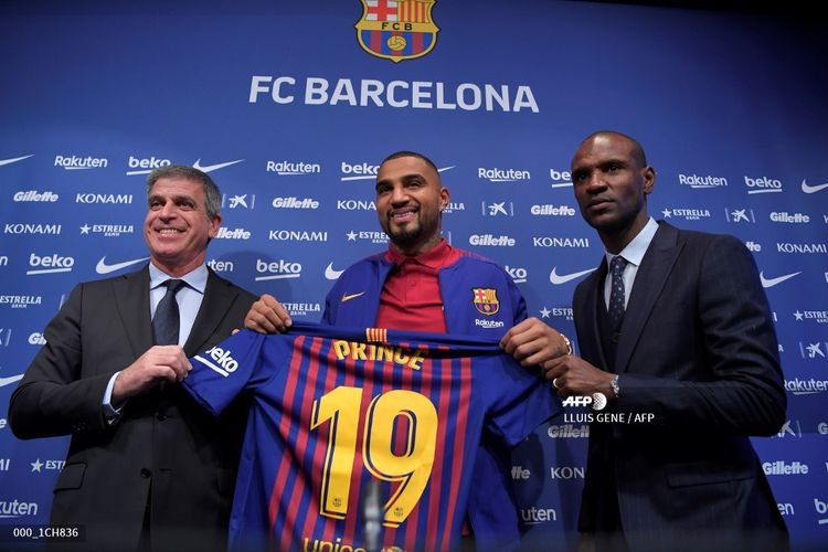 Direktur olahraga Barcelona, Eric Abidal, berpose dengan Kevin-Prince Boateng dan wakil presiden Barcelona, Jordi Mester, pada 22 Januari 2019. Boateng datang sebagai pemain pinjaman dari Sassuolo.