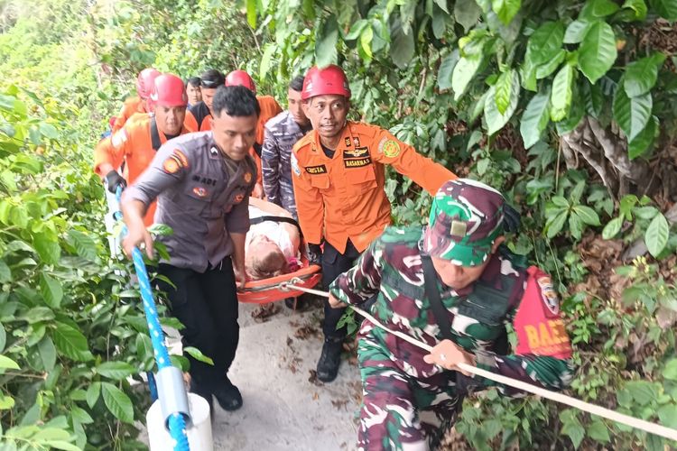 Tim SAR gabungan mengevakuasi wisatawan asal Amerika Serikat yang terjatuh di Pantai Atuh, Desa Pejukutan, Nusa Penida, Kabupaten Klungkung, Selasa (28/10/2025).