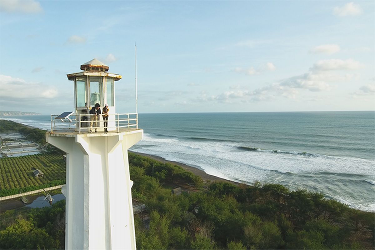 Mercusuar di Pantai Pandansari. 