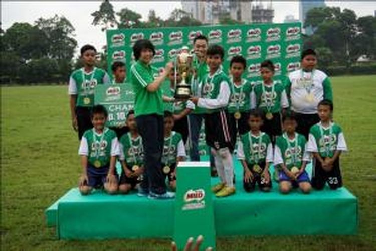 SD Angkasa 09 Halim yang berhasil membawa piala MILO Football Championship Jakarta serta uang tunai Rp 10 juta bersama  Business Executive Manager MILO, Prawitya Soemadijo
