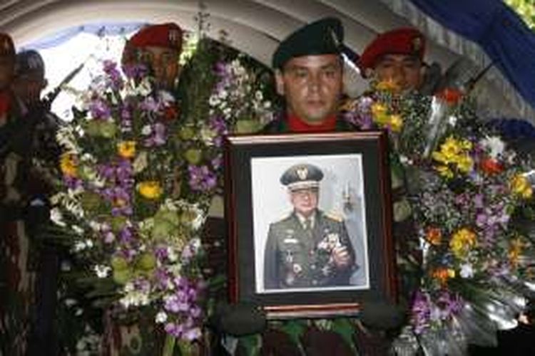 Upacara pemakaman almarhum mantan Presiden Soeharto di pemakaman keluarga Astana Giribangun, Karanganyar, Jawa Tengah, Senin (28/1/2008), dilaksanakan dengan upacara militer. Bertindak selaku inspektur upacara Presiden Susilo Bambang Yudhoyono.