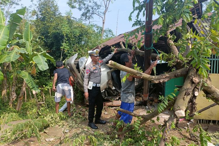 Polisi mendatangi lokasi kecelakaan tunggal di tikungan Cemuris, Desa Sidamulya, Kecamatan Kemranjen, Kabupaten Banyumas, Jawa Tengah, Selasa (2/5/2023) siang.