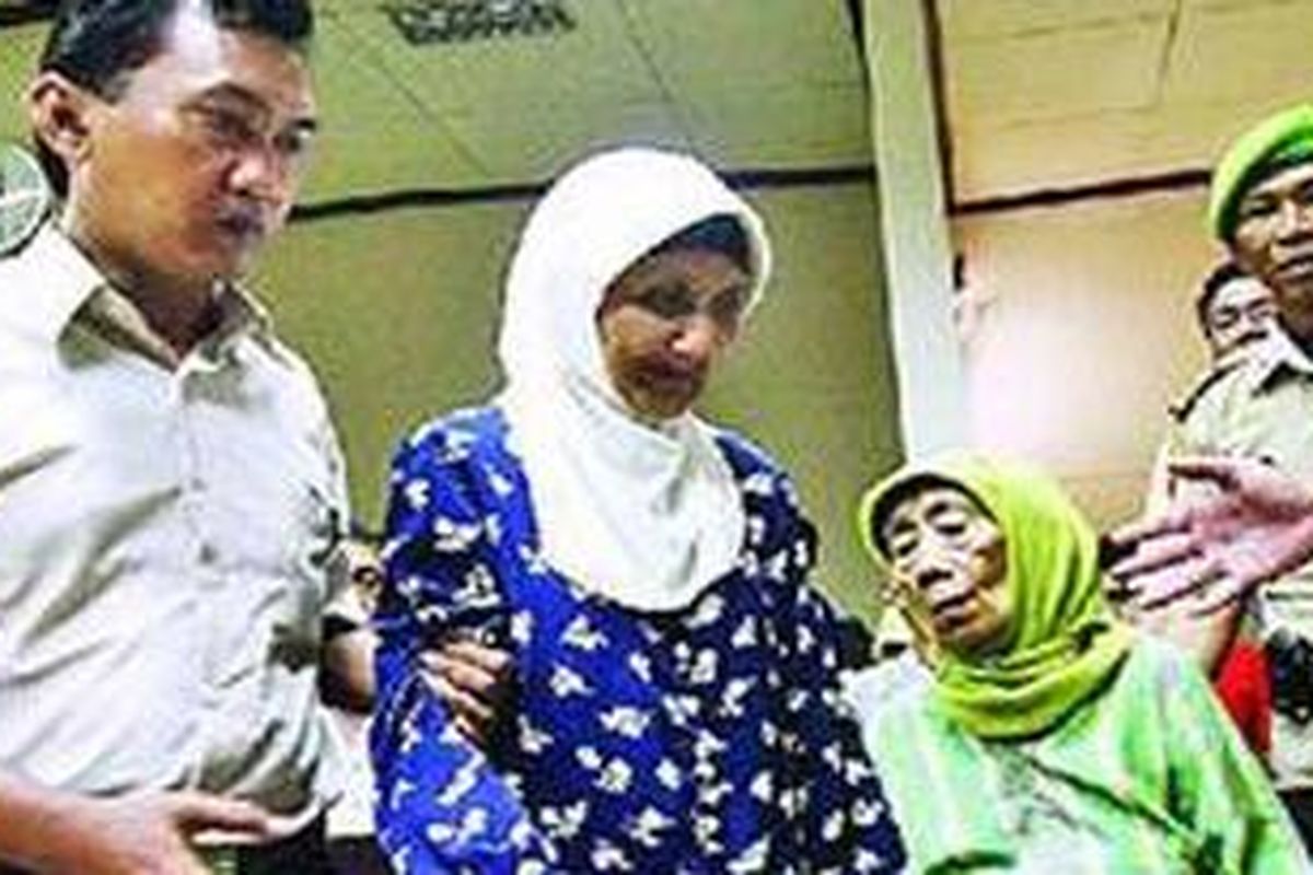 Dua janda pahlawan, Soetarti Sukarno (78) dan Roesmini (78) menjelani persidangan, Selasa (11/5/2010).