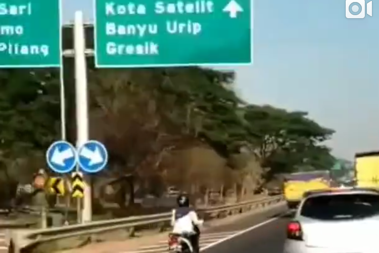 Sebuah video berdurasi 16 detik viral di media sosial. Video tersebut memperlihatkan seorang wanita tengah mengendarai sepeda motor masuk ke tol di Surabaya, Jawa Timur.