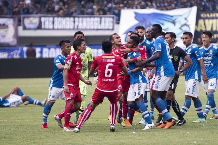 Sejumlah Pesepak bola Persib Bandung beradu mulut dengan sejumlah pesepak bola Persija Jakarta pada pertandingan lanjutan Go-Jek Liga 1 2018 di Stadion Gelora Bandung Lautan Api, Bandung, Jawa Barat, Minggu (23/9/2018). Persib Bandung berhasil mengalahkan Persija Jakarta dengan skor akhir 3-2.