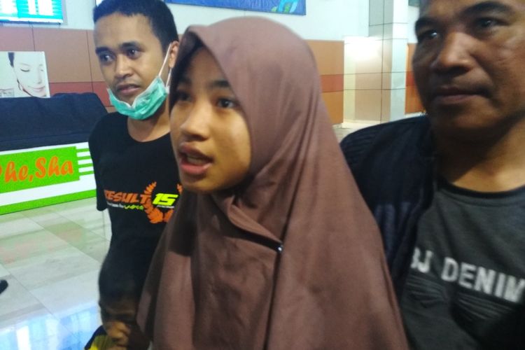 Riska Ayumi Amalia (18), salah satu mahasiswa yang kuliah di Xianning saat, tiba di bandara internasional Sultan Hasanuddin Makassar, Minggu (16/2/2020).