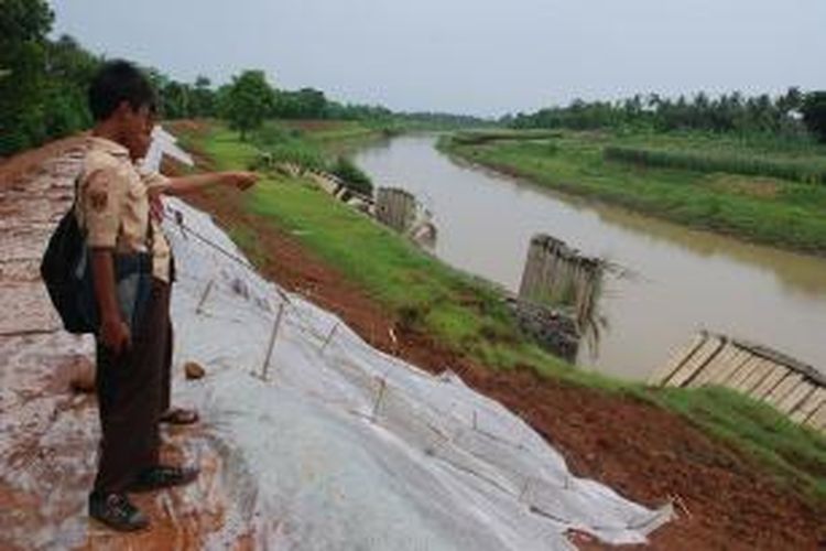 tanggul longsor di Damarsari. Kompas.Com/slamet priyatin