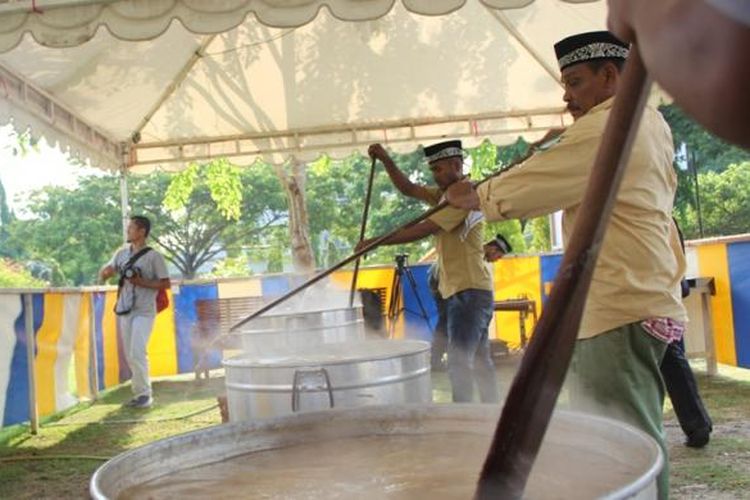 Koki sedang memasak kanji rumbi di halaman Masjid Agung Islamic Center, Lhokseumawe, Aceh, Kamis (9/6/2016). 