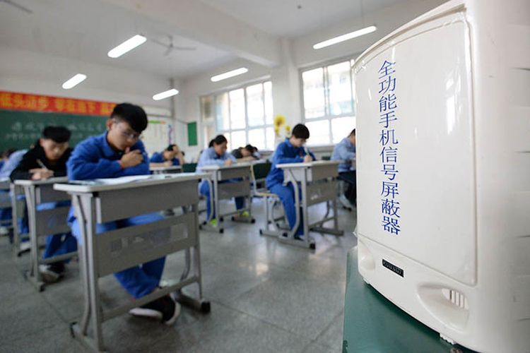 Siswa di China mengerjakan soal ujian.