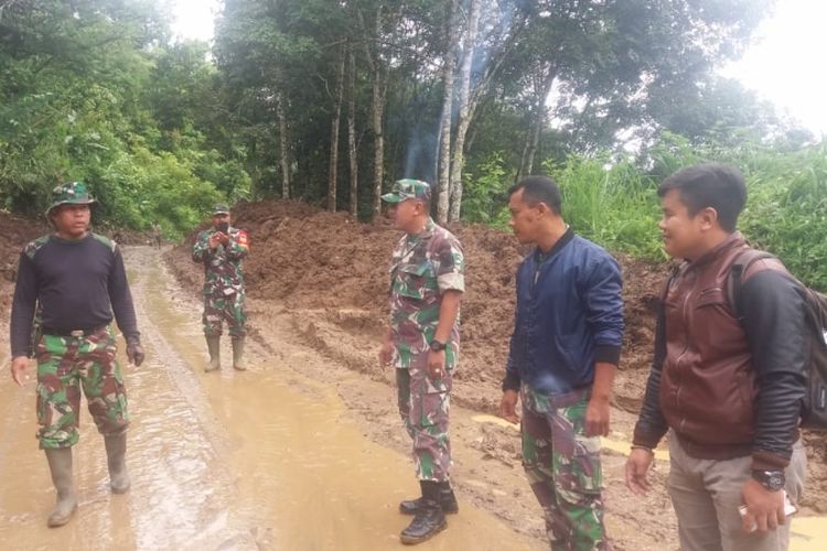 Sejumlah petugas TNI membersihkan material tanah yang menutupi jalan di Kabupaten Lebong, Bengkulu