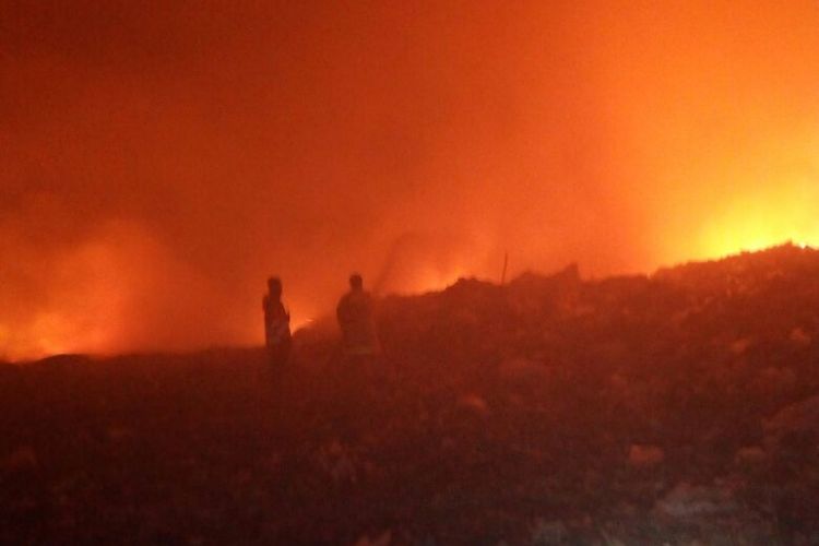 Petugas pemadam kebakaran diturunkan untuk memadamkan api yang membesar di TPA Pasir Bajing Desa Sukaraja Kecamatan Banyuresmi Garut, Senin (28/08/2017) malam