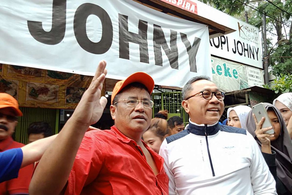 Pengacara Hotman Paris Hutapea (kiri) bersama Ketua MPR RI Zulkifli Hasan di Kopi Johny, di kawasan Kelapa Gading, Jakarta, Sabtu (17/2/2018) pagi. Kopi Johny belakangan banyak diperbincangkan setelah kerap disinggung oleh pengacara Hotman Paris di akun Instagramnya.