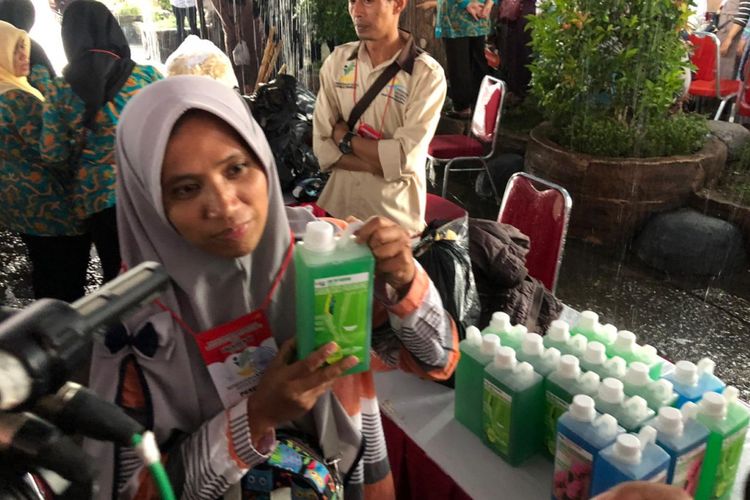 Eli Liawati yang produk sabun cuci piringnya diborong oleh Presiden Joko Widodo (Jokowi). Jokowi membeli sebanyak 100.000 botol atau senilai Rp 2 miliar.  Hal itu terjadi saat Jokowi meninjau pameran giat kewirausaan Program Keluarga Harapan (PKH) di Gedung Serbaguna Mandala, Kabupaten Garut, Jawa Barat, Sabtu (19/1/2019). 