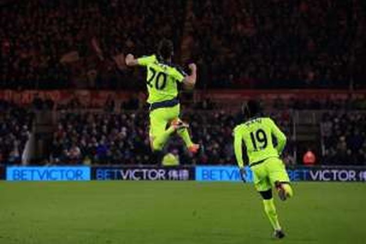 Adam Lallana melompat kegirangan seusai mencetak gol pertama Liverpool ke gawang Middlesbrough, Rabu (14/12/2016). 