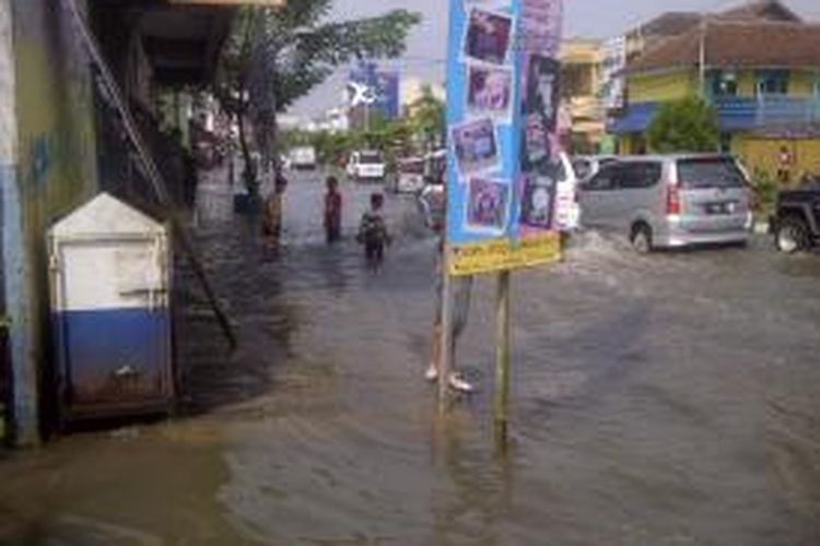 Kawasan Jalan KH Zaenal Mustofa, Kota Tasikmalaya, terlihat masih terendam banjir, Senin (26/5/2014).