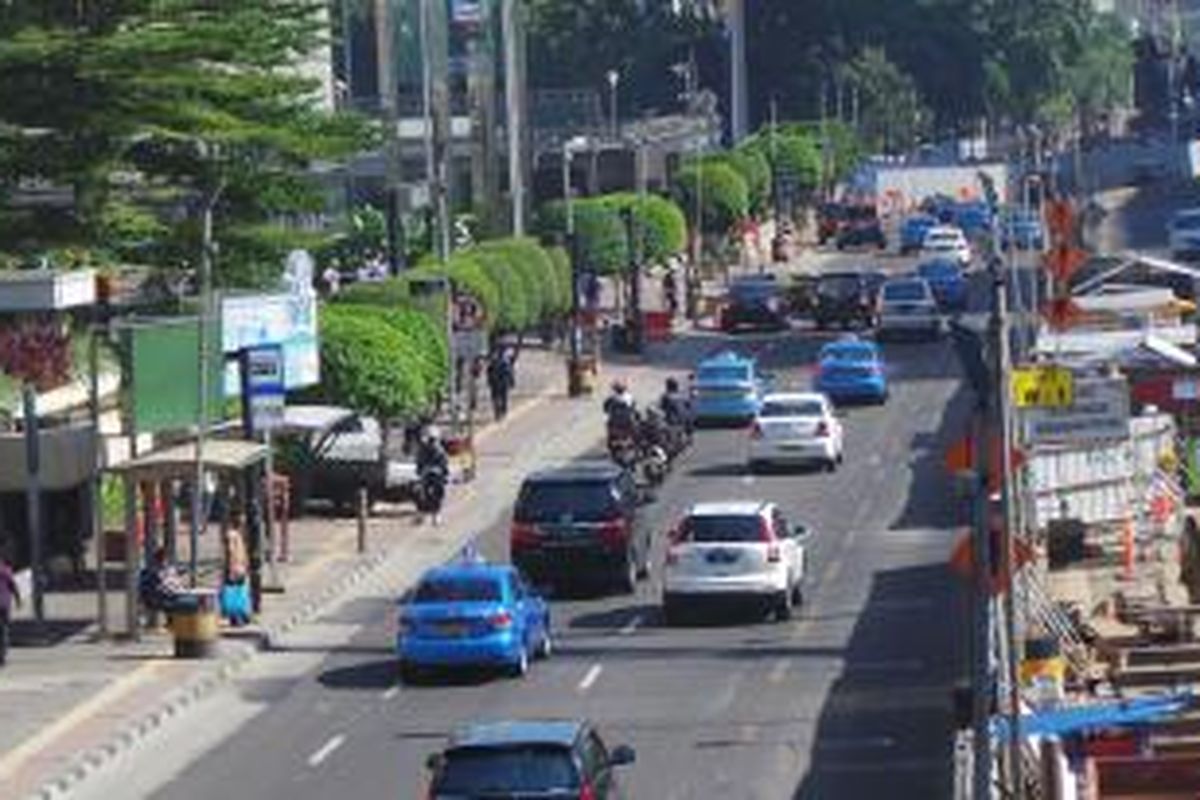 Sepeda motor terlihat melintas di Jalan MH Thamrin, Jakarta Pusat. Rabu (18/3/2015).