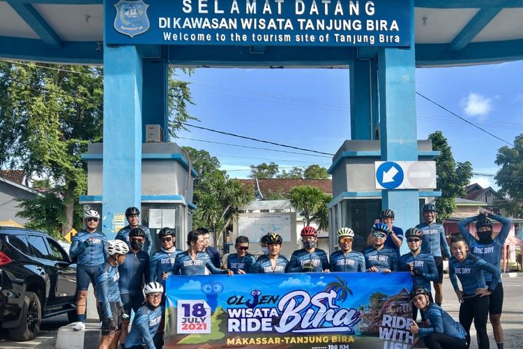 Komunitas Road Bike Oljen CC Makassar, Sulawesi Selatan, telah melahap jarak 190 kilometer saat bersepeda menuju Pantai Tanjung Bira di Kabupaten Bulukumba, Sulawesi Selatan pada Minggu (18/7/2021). 

