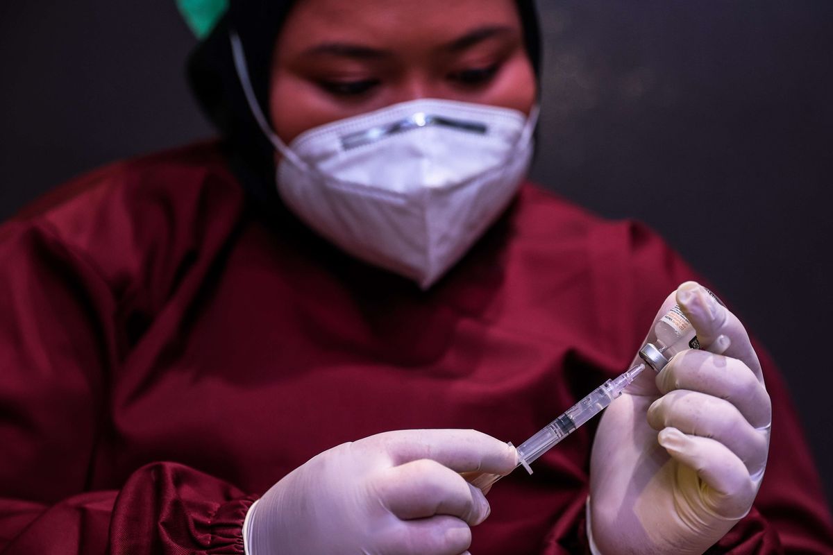 Suasana pelaksanaan vaksin Covid-19 Sinovac di Holywings Gatot Subroto, Jakarta, Senin (2/8/2021). Akselerasi vaksinasi Covid-19 ini diharapkan dapat menekan laju penyebaran Covid-19. Sebelumnya, Jokowi menargetkan vaksinasi 1 juta per hari pada Juli dan 2 juta per hari pada Agustus.