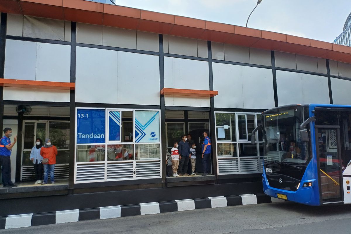 Penampakan Halte TransJakarta Tendean, Jakarta Selatan, yang mulai beroperasi hari ini, Minggu (20/8/2023).