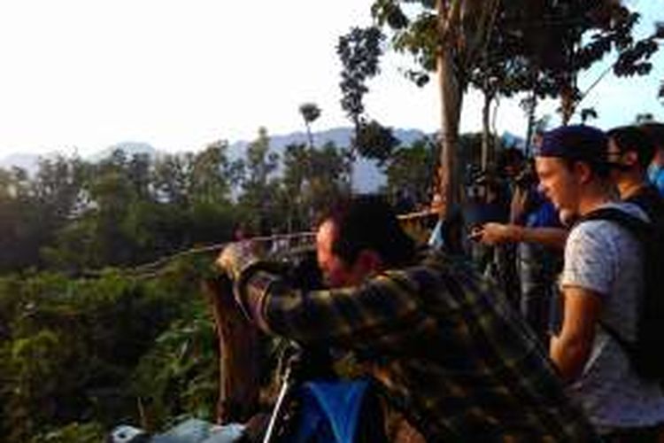 Wisatawan sedang memotret matahari terbit di bukit atau Punthuk Setumbu, yang berjarak sekitar lima kilometer dari Candi Borobudur, Magelang, Jawa Tengah.
