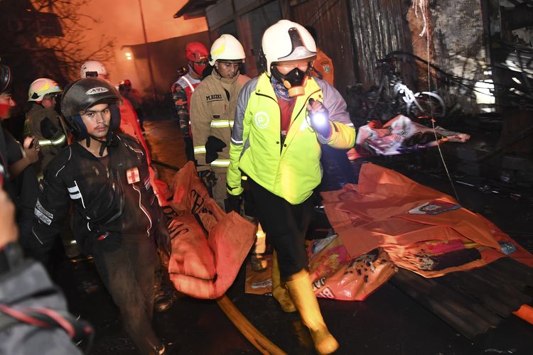 Petugas mengevakuasi jenazah korban kebakaran Depo Pertamina Plumpang di kawasan Jalan Koramil, Rawa Badak Selatan, Koja, Jakarta Utara, Jumat (3/3/2023). ANTARA FOTO/M Risyal Hidayat/rwa.