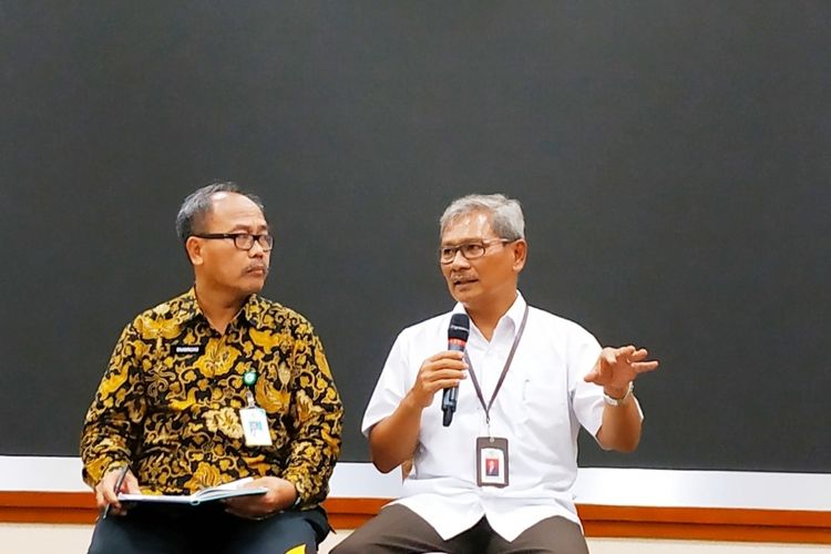 Juru bicara pemerintah untuk penanganan virus corona Achmad Yurianto (kanan) dalam konferensi pers di Kantor Kemenkes, Kuningan, Jakarta Selatan, Selasa (3/3/2020). 
