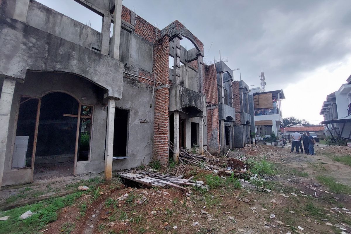 Suasana Klaster Jasmine Residence 4, Pondok Kacang Barat, Pondok Aren, Kota Tangerang Selatan, yang pembangunannya telantar hingga Selasa (1/2/2022).