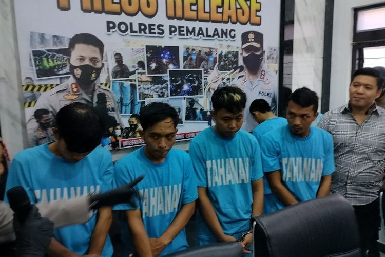 Keempat pencuri motor di Desa Sikasur Pemalang, Jawa Tengah dihadirkan dalam konferensi pers ungkap kasus di Mapolres Pemalang, Selasa (6/12/2022) 