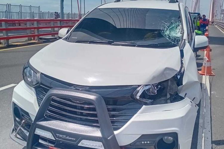 Mobil Daihatsu Xenia yang dikemudikan Angga usai menabrak Sunandi (54) di Jembatan Suramadu