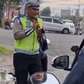 Viral, Video Polisi di Jogja Beri Imbauan Tertib Berlalu Lintas Sambil Bernyanyi Diiringi Pengamen Jalanan