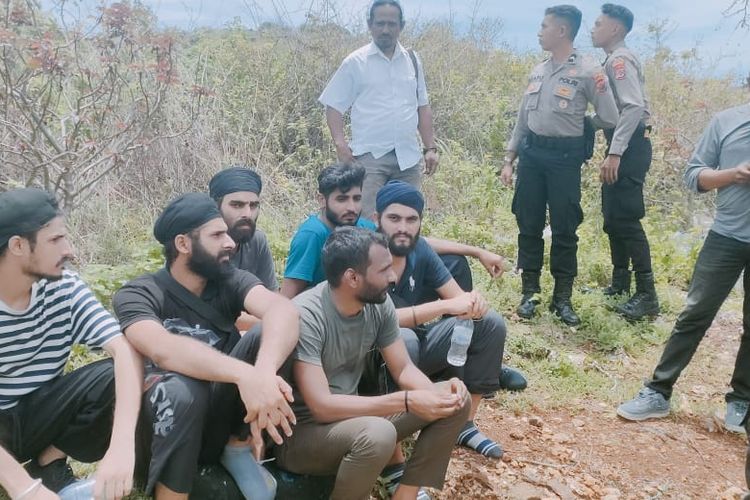 Para imigran gelap asal India, diamankan aparat Kepolisian Resor Rote Ndao di Pantai Masedae, Desa Inaoe, Kecamatan Rote Selatan, Kabupaten Rote Ndao, Nusa Tenggara Timur (NTT) 