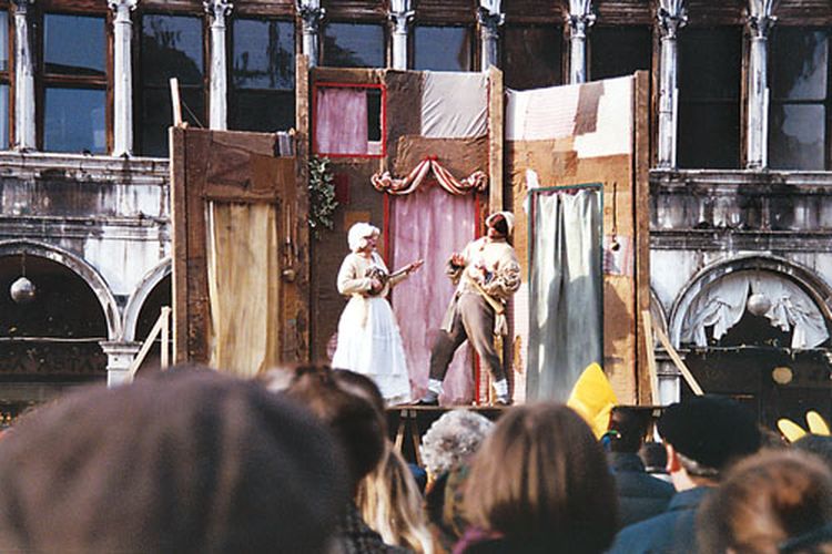 Commedia dellarte, cikal bakal pantomim, dimainkan di karnaval di Venice, Italia.