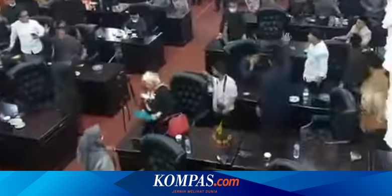 Anggota DPRD Solok Ricuh Saat Rapat, Ada yang Nyaris Baku Hantam, Naik Meja, Siram Air, dan Lempar Asbak - Vimarsana News