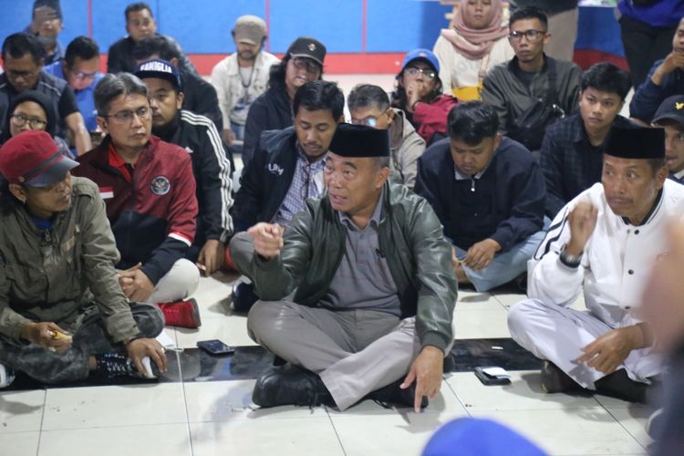 Menteri Menteri Koordinator Bidang Pembangunan Manusia dan Kebudayaan (Menko PMK) Muhadjir Effendy bertemu dengan para pimpinan pendukung Arema FC atau Aremania. Pertemuan itu berlangsung di Kampus Universitas Muhammadiyah Malang (UMM), Senin (3/10/2022) malam. 