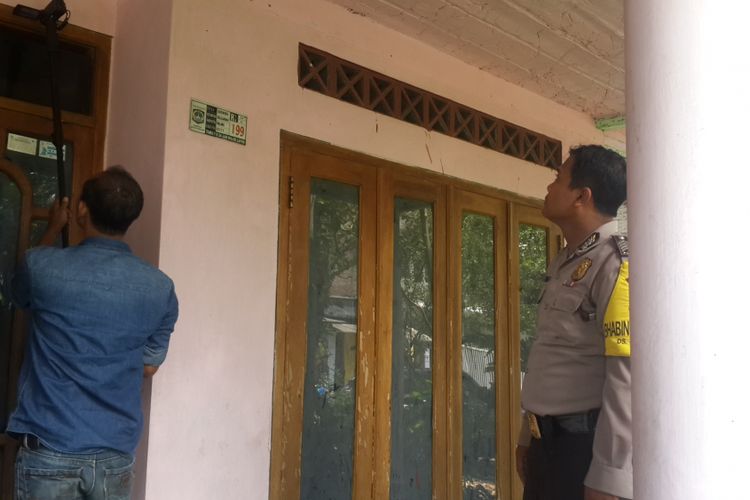 Petugas Polsek Bululawang, Kabupaten Malang saat mendatangi rumah tiga bocah yang disekap oleh ibunya di Desa Sudimoro, Kecamatan Bululawang, Kabupaten Malang, Rabu (3/1/2018)