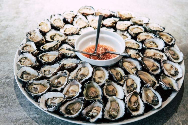 Ilustrasi oyster yang disajikan secara mentah