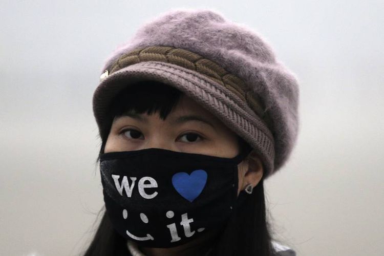 Berbagai bentuk dan gaya masker wajah digunakan warga untuk melindungi dirinya.