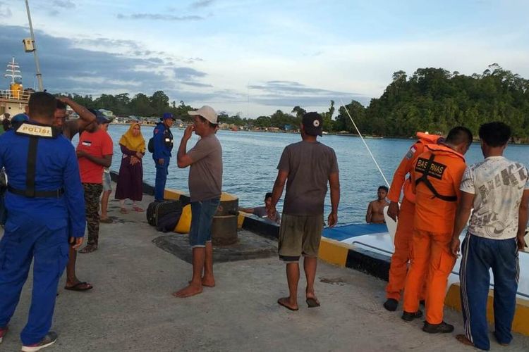 Anggota Basarnas dan petugas Polres Pulau Buru bersiap melakukan upaya pencarian terhadap kapal nelayan KM Aru Permai yang hilang di peraiaran Pulau Buru, Kamis (6/2/2020)